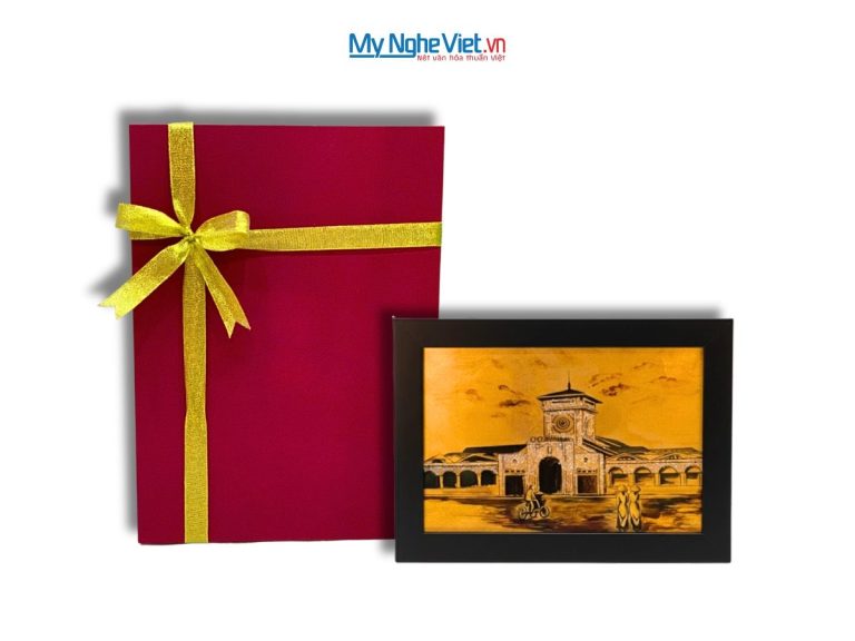 Tranh sơn mài Chợ Bến Thành dát bạc 25x35cm tsm2535