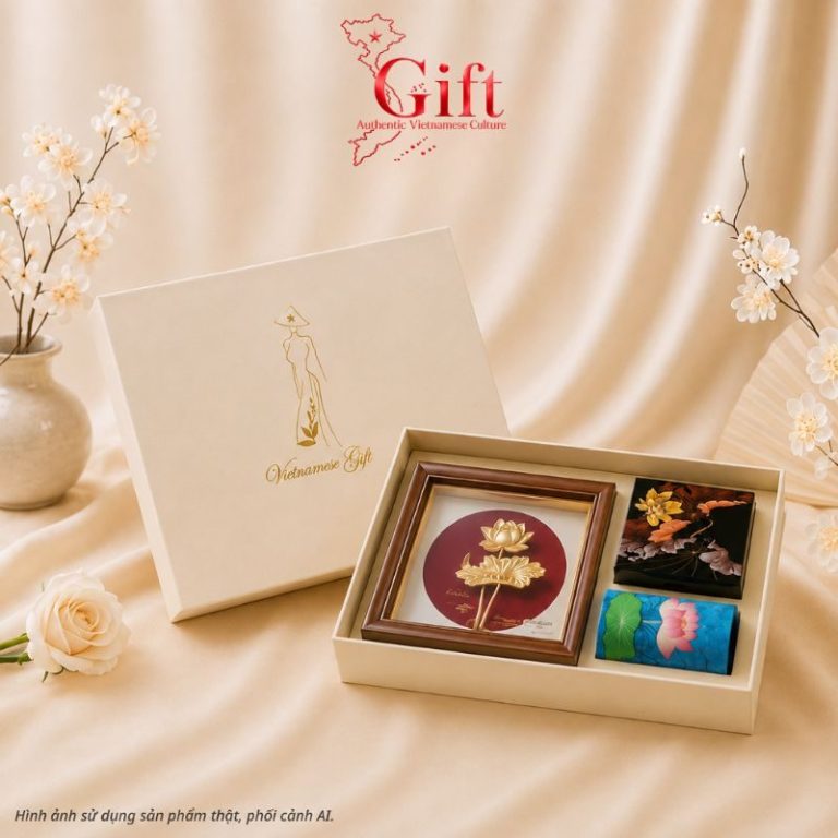 Set quà tặng Liên Hoa Phú Quý gồm tranh đồng, đế lót ly và cắm bút sơn mài
