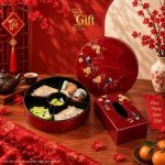 Set quà Tết sơn mài màu đỏ đồng bộ gồm Hộp mứt tròn 5 ngăn & Hộp khăn giấy chim đào đắp bạc