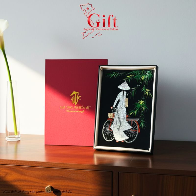 Tranh Sơn Mài Cô Gái Áo Dài Cẩn Trứng