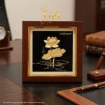 tranh đồng hoa sen dát vàng 24k đen để bàn - quà tặng doanh nghiệp MNVHD04.2