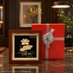tranh đồng hoa sen dát vàng 24k đen để bàn - quà tặng doanh nghiệp