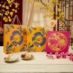 Hộp Mứt Tết Sơn Mài Vuông Họa Tiết Cá Sen Nền Hồng | Quà Tết Doanh Nghiệp 2027