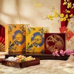 Hộp Mứt Tết Sơn Mài Vuông Họa Tiết Cá Sen Dát Bạc Nền Đỏ | Quà Tết Doanh Nghiệp 2027 Cao Cấp
