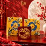 Hộp Mứt Tết Sơn Mài Vuông Họa Tiết Cá Sen Dát Bạc Nền Đỏ | Quà Tết Doanh Nghiệp 2027 Cao Cấp