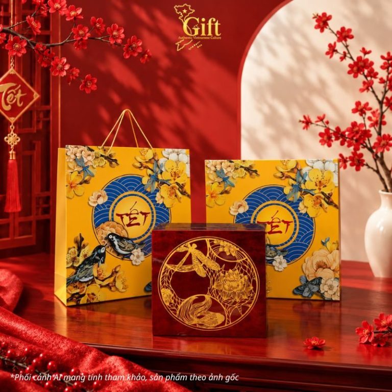 Hộp Mứt Tết Sơn Mài Vuông Họa Tiết Cá Sen Dát Bạc Nền Đỏ | Quà Tết Doanh Nghiệp 2027 Cao Cấp