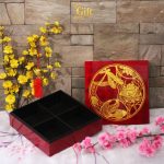 Hộp Mứt Tết Sơn Mài Vuông Họa Tiết Cá Sen Dát Bạc Nền Đỏ | Quà Tết Doanh Nghiệp 2027 Cao Cấp