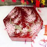 Hộp Mứt Tết Sơn Mài Lục Giác 7 Ngăn Hoa Đào Nền Đỏ | Quà Tết Doanh Nghiệp 2027