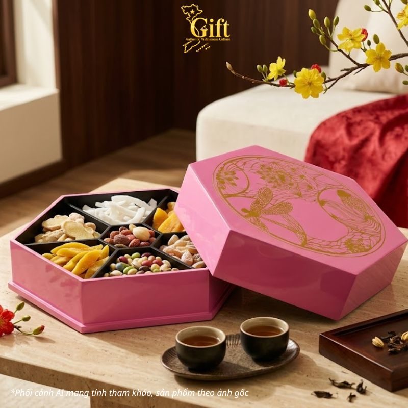 Hộp Mứt Tết Sơn Mài Lục Giác 7 Ngăn Cá Sen Nền Hồng | Quà Tết Doanh Nghiệp 2027 Cao Cấp