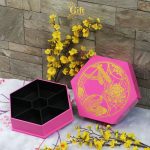 Hộp Mứt Tết Sơn Mài Lục Giác 7 Ngăn Cá Sen Nền Hồng | Quà Tết Doanh Nghiệp 2027 Cao Cấp