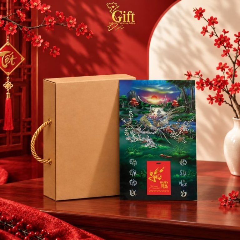 Tranh Lịch Sơn Mài Chim Công Hoa Mai Cẩn Ốc | Quà Tết Doanh Nghiệp 2027 Cao Cấp