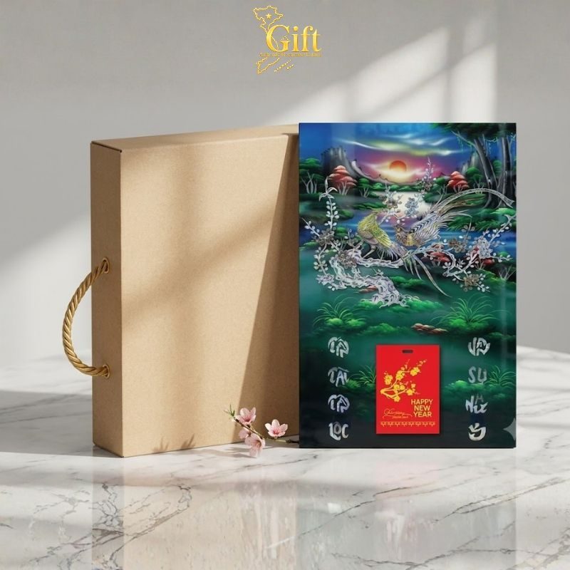 Tranh Lịch Sơn Mài Chim Công Hoa Mai Cẩn Ốc | Quà Tết Doanh Nghiệp 2027 Cao Cấp